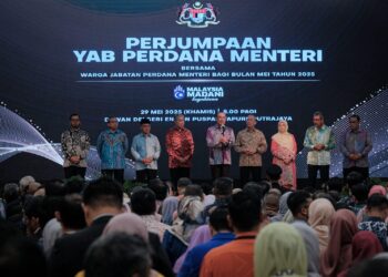 ANWAR Ibrahim ketika perjumpaan bersama warga JPM, Putrajaya. - UTUSAN/FAIZ ALIF ZUBIR