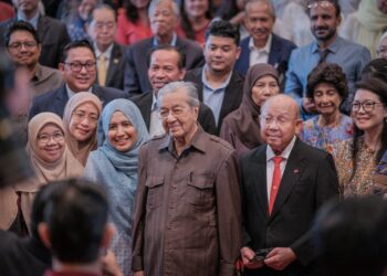 DR. Mahathir Mohamad melancarkan buku ‘A Conversation With Tun Dr. Mahathir Mohamad’ di Yayasan Kepimpinan Perdana, Putrajaya.  – UTUSAN/FAIZ ALIF ZUBIR