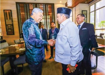 AHMAD Zahid Hamidi mengadakan pertemuan dengan Haikal Hassan Baras sempena Sidang Kemuncak ASEAN Ke-46 di Kuala Lumpur, semalam.