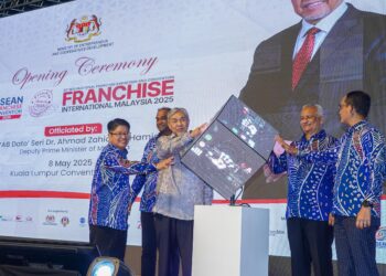 AHMAD Zahid (tengah) semasa merasmikan Pameran Francais Antarabangsa Malaysia (FIM) dan Deklarasi Konvensyen Francais ASEAN (AFC) 2025 di Pusat Konvensyen Kuala Lumpur (KLCC), semalam. -UTUSAN/ISKANDAR