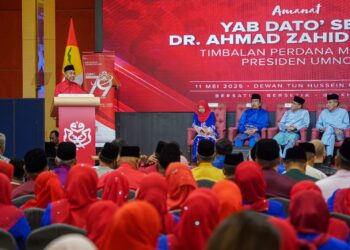 AHMAD Zahid Hamidi sewaktu berucap pada Majlis Ulang Tahun UMNO Ke-79 di Dewan Tun Hussein Onn, Pusat Dagangan Dunia, Kuala Lumpur, semalam. – UTUSAN/ISKANDAR ISHAK