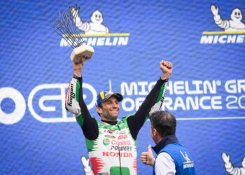 JOHANN Zarco ketika meraikan kemenangannya di podium pada Grand Prix Perancis di Litar Le Mans, hari ini. - AFP