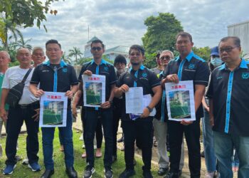 HISHAMUDIN Hashim menyerahkan surat kepada Perdana Menteri melalui Kementerian Luar Negeri (KLN) di Wisma Putra, Putrajaya. -KAMARIAH KHALIDI