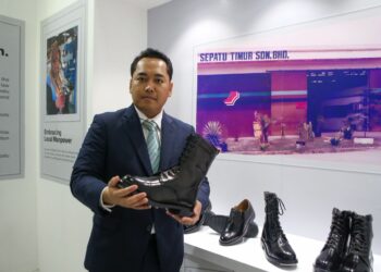 MOHD. Izarul Izzat Ismail menunjukkan kasut kawad keluaran Sepatu Timur digunakan Tentera Darat sempena LIMA’25 di MIEC, Langkawi. - UTUSAN/ SHAHIR NOORDIN