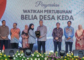 AHMAD Zahid Hamidi menyampaikan Watikah Pertubuhan Belia Desa KEDA kepada penerima pada Majlis Perhimpunan Bulan Mei KKDW di Putrajaya. - UTUSAN/FAIZ ALIF ZUBIR

FOTO - FAIZ ALIF ZUBIR/PEMBERITA - SARA