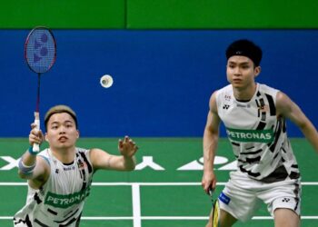 Aaron Chia-Soh Wooi Yik menyingkirkan beregu tuan rumah, Kittinupong Kedren-Dechapol Puavaranukroh 21-17, 21-13 pada separuh akhir badminton Terbuka Thailand di Bangkok, semalam. - AFP