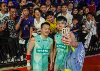 AARON-Wooi Yik ketika bergambar bersama peminat selepas memenangi perlawanan menentang beregu Denmark, Rasmus Kjaer-Frederik Sogaard 21-10, 21-19 pada aksi suku akhir Malaysia Masters 2025 di Axiata Arena, Bukit Jalil, hari ini. - UTUSAN/ISKANDAR ISHAK