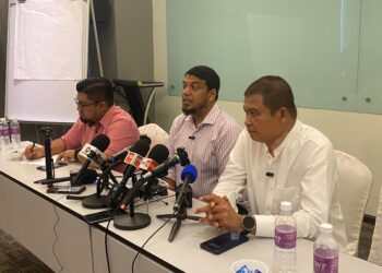 MUHAMMAD Rafique Rashid Ali (tengah) ketika sidang akhbar di WP Hotel, Kuala Lumpur. - UTUSAN/ARIF AIMAN ASROL