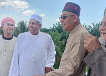 NOOR Azman Ghazali (dua dari kanan) bersama jemaah ketika meninjau dari menara berkembar Masjid Jamek Ar-Ridzuan Alor Pongsu di Bagan Serai selepas Jumaat hari ini. - UTUSAN/WAT KAMAL ABAS