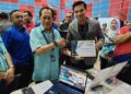 AHMAD Maslan menyampaikan sijil Mydigital Kontraktor sempena Program Jelajah Revolusi pembinaan CR4. 0 dan pelancaran Mydigital Kontraktor di Dewan Serbaguna Benut, Pontian, Johor.