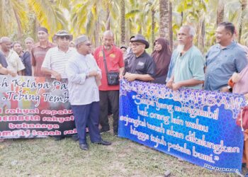 MOHD. Khairuddin Aman Razali  (tengah) bersama sebahagian 96 peserta Projek Kelapa Pandan di Kampung Tebing Tembah, Paka, Dungun di Terengganu. - UTUSAN/NIK NUR IZZATUL HAZWANI NIK ADNAN