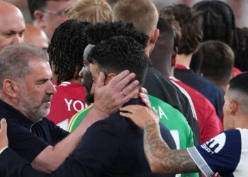 Pengurus Tottenham Hotspur, Ange Postecoglou (kiri) mententeramkan Ruben Amorin selepas perlawanan akhir Liga Europa di Bilbao, Sepanyol, semalam. - AFP