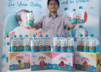 WAN Atif Akram W. Azhar Lotfi menunjukkan Anas Supermeal for Superbabies yang dijual pada harga antara RM7.90 hingga RM9.90.