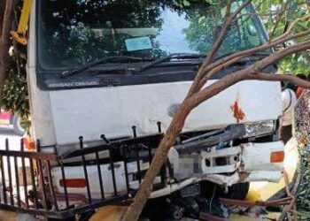 LORI terbabit dipercayai mengalami masalah brek telah melanggar mangsa yang ketika itu sedang membelok masuk ke arah parkir di belakang masjid.