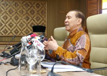MOHD. Annuar Zaini dalam sidang akhbar di Kompleks Islam Darul Ridzuan di Ipoh. - UTUSAN/MUHAMAD NAZREEN SYAH MUSTHAFA