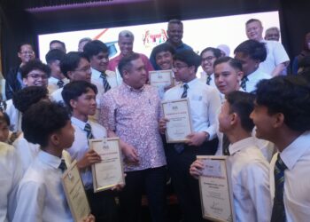 ANTHONY Loke Siew Fook beramah mesra dengan pelajar cemerlang di Seremban, Negeri Sembilan. UTUSAN/NUR SHARIEZA ISMAIL