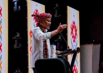ANWAR Ibrahim berucap pada Majlis Perasmian Sambutan Pesta Kaamatan Peringkat Negeri Sabah di Kota Kinabalu hari ini. - PEJABAT PERDANA MENTERI