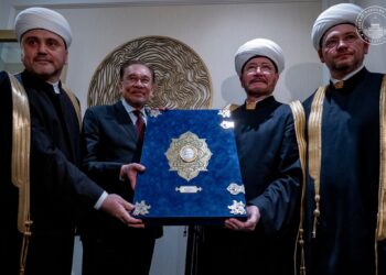 ANWAR Ibrahim ketika menerima senaskhah al-Quran mushaf Uthmani dari Mufti Besar Rusia, Sheikh Ravil Gaynutdin yang juga Pengerusi Lembaga Agama Islam Persekutuan Rusia. - PEJABAT PERDANA MENTERI