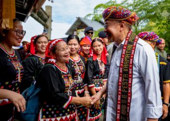 ANWAR Ibrahim beramah mesra bersama masyarakat Sabah selepas merasmikan Sambutan Pesta Kaamatan Peringkat Negeri Sabah di Kota Kinabalu hari ini. - PEJABAT PERDANA MENTERI