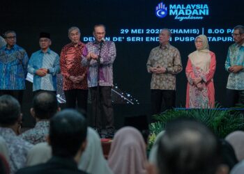 ANWAR Ibrahim ketika Majlis Perhimpunan Bulanan PM bersama Warga Kerja JPM di Putrajaya. - UTUSAN/FAIZ ALIF ZUBIR