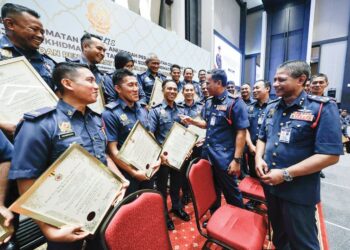 NOR Hisham Mohammad bersama penerima anugerah pada Majlis Penganugerahan Perkhidmatan Cemerlang Jabatan Bomba 2024 
di Shah Alam, semalam. – UTUSAN/SHIDDIEQIIN ZON