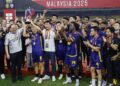 PERDANA Menteri, Datuk Seri Anwar Ibrahim turut meraikan kemenangan ASEAN All Stars menewaskan Manchester United di Stadium Nasional Bukit Jalil, kelmarin. - UTUSAN/SHIDDIEQIIN ZON