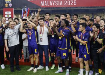 PERDANA Menteri, Datuk Seri Anwar Ibrahim turut meraikan kemenangan ASEAN All Stars menewaskan Manchester United di Stadium Nasional Bukit Jalil, kelmarin. - UTUSAN/SHIDDIEQIIN ZON