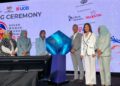 TENGKU Zafrul Tengku Abdul Aziz (empat dari kiri) dan Datuk Dr. Hafsah Hashim (tiga dari kiri) selepas Majlis Pelancaran Sidang Kemuncak Ekonomi Wanita ASEAN (AWES) di sini hari ini.