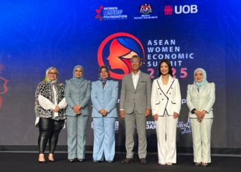 TENGKU Zafrul Tengku Abdul Aziz (empat dari kiri) semasa Majlis Pelancaran Sidang Kemuncak Ekonomi Wanita ASEAN (AWES) hari ini.