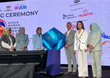 TENGKU Zafrul Tengku Abdul Aziz (empat dari kiri) dan Datuk Dr. Hafsah Hashim (tiga dari kiri) selepas Majlis Pelancaran Sidang Kemuncak Ekonomi Wanita ASEAN (AWES) di sini hari ini.