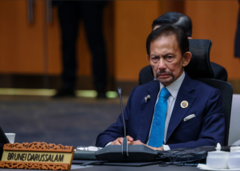 SULTAN Hassanal Bolkiah ketika berkenan hadir pada Sidang Kemuncak Ke-16 Kawasan Pertumbuhan ASEAN Timur Brunei Darussalam - Indonesia - Malaysia -Filipina (BIMP-EAGA) sempena Sidang Kemuncak ASEAN ke-46 di Pusat Konvensyen Kuala Lumpur (KLCC) hari ini. - UTUSAN/FARIZ RUSADIO
