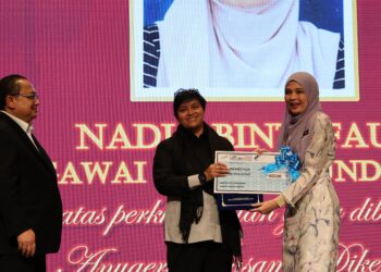 AZALINA Othman Said dalam Majlis Anugerah Perkhidmatan Cemerlang (APC) Tahun 2024 dan Jasamu Dikenang Tahun 2025 Kluster Undang-Undang dan Reformasi Institusi di Putrajaya.