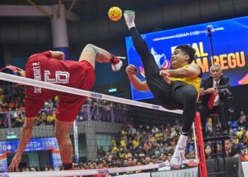 MOHAMMAD Azlan Alias (kanan) beraksi dalam perlawanan akhir acara berpasukan menentang Thailand dalam Kejohanan Sepak Takraw Piala Asia ASTAF 2025 di Kuala Lumpur, minggu lalu. - UTUSAN/SYAKIR RADIN