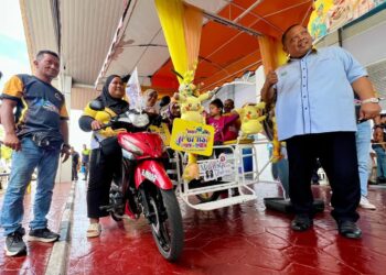 ABU Bakar Hamzah (kanan) bergambar bersama sewaktu meninjau perkhidmatan choley yang disediakan di terminal feri Kuala Perlis sehingga Ahad ini bersempena LIMA’25. -UTUSAN/ASYRAF MUHAMMAD