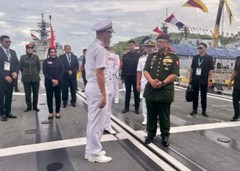 TUANKU Syed Faizuddin Putra Jamalullail (tiga dari kanan) berkenan berangkat mengadakan lawatan ke kapal T.C.G Buyukada milik Turkiye sewaktu LIMA’25 di Resort World Langkawi (RWL), Langkawi, hari ini.-UTUSAN/ASYRAF MUHAMMAD