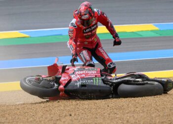 PELUMBA Ducati, Francesco Bagnaia ketika mengalami kemalangan pada perlumbaan pecut di Litar Le Mans, Perancis, semalam. - AFP