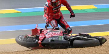 PELUMBA Ducati, Francesco Bagnaia ketika mengalami kemalangan pada perlumbaan pecut di Litar Le Mans, Perancis, semalam. - AFP