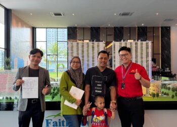 Muhmmad Aqil Hashim (Kiri) bersama pelanggan yang membeli unit kondominium yang dijualnya di Melaka.