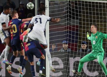 Pemain pertahanan Inter Milan, Denzel Dumfries (kiri) menanduk bola ke gawang Barcelona untuk gol ketiga pasukannya dalam aksi separuh akhir pertama Liga Juara-Juara di Stadium Estadi Olimpic Lluis Companys, pagi ini. - AFP