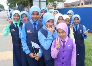 HARRISA Mohd Zulkarnain (depan - baju ungu) bersama rakan sekelas menyambut keberangkatan Al-Sultan Abdullah dan Tengku Ampuan Pahang ke Chenor, Pahang.