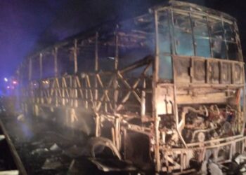 KEADAAN bas ekspres yang terbakar selepas dipercayai menyeret sebuah motosikal dalam kejadian di Kilometer 406 Lebuhraya Utara-Selatan arah utara berhampiran Kamunting di Taiping. - UTUSAN/IHSAN JBPM PERAK