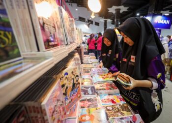 SEKUMPULAN pelajar sekolah memilih komik yang dijual di salah sebuah reruai Pesta Buku Antarabangsa Kuala Lumpur (PBAKL) 2025 di Pusat Dagangan Dunia Kuala Lumpur (WTCKL), hari ini. UTUSAN/MUHAMAD IQBAL ROSLI