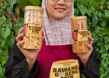 SITI Fanizam S. Mohsain menunjukkan Bawang Goreng Atin yang menerima permintaan tinggi selepas memperoleh pensijilan halal Jakim pada Jun 2024.