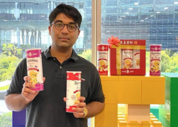 SREENIVAS Saba menunjukkan beberapa produk yang dikeluarkan oleh Bhavani Foods.