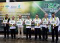 JOHARI Abdul Ghani (empat kiri) ketika gimik peluncuran Projek Rintis Pengunaan Biodiesel Sawit B20 bagi Ground Service Equipment di KLIA, - UTUSAN/FAISOL MUSTAFA