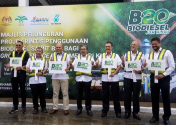 JOHARI Abdul Ghani (empat kiri) ketika gimik peluncuran Projek Rintis Pengunaan Biodiesel Sawit B20 bagi Ground Service Equipment di KLIA, - UTUSAN/FAISOL MUSTAFA