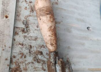 OBJEK menyerupai bom mortar yang dijumpai di kawasan semak berhampiran sebuah rumah di Kampung Kandang Hilir, Kuala Kangsar semalam.