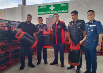 FARHAN Sufyan Borhan (dua kiri) bersama Nik Mohd. Fareez Nik Ahmad Azman menunjukkan tong gas di gudang penyimpan silinder Komposit LPG ACGAS di Kota Bharu, Kelantan hari ini. - UTUSAN