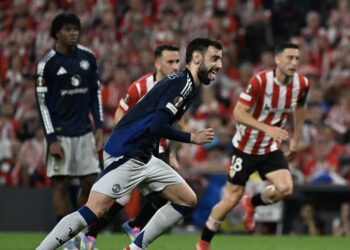 Pemain tengah Manchester United,  Bruno Fernandes meraikan jaringan gol menentang Athletic Club Bilbao dalam saingan separuh akhir pertama Liga Europa di San Mames pagi ini.  - AFP