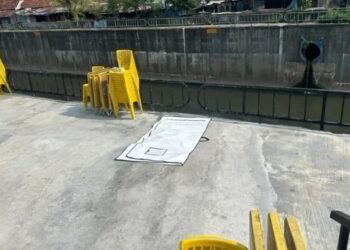 LOKASI penemuan mayat bayi lelaki masih bertali pusat di Sungai Klang petang semalam. IHSAN PDRM